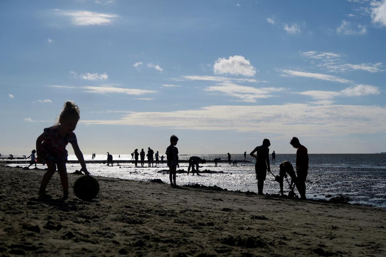 Luettje Huus Frieda Mit Strandkorb Am Strand Von Mai Bis September Cuxhaven Exterior photo